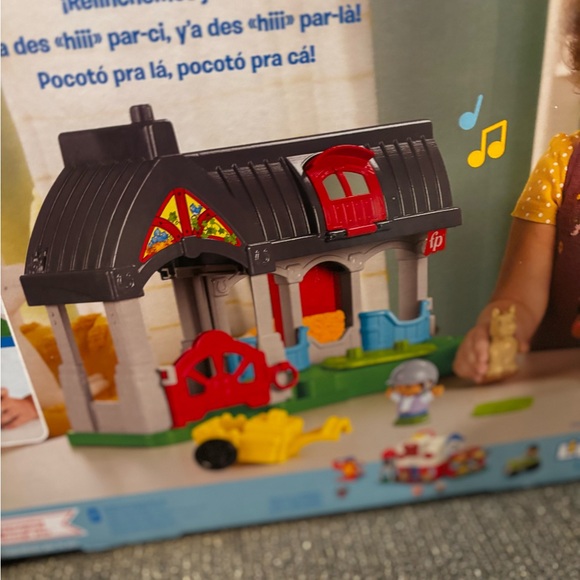 Fisher-Price Little People Farmhouse with Red Door and Green Tractor - Picture 8 of 9